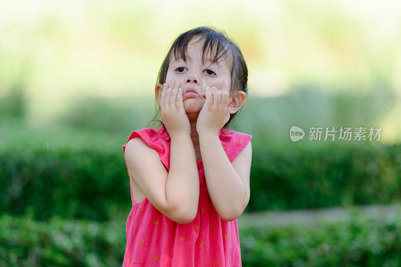 可爱的小女孩在泰国曼谷的隆皮尼公园放松