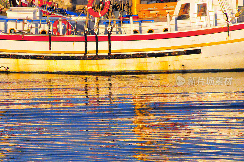 葡萄牙，拉各斯，阿尔加维，水面上一艘帆船的彩色倒影