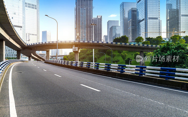 空旷的高速公路与城市景观和天际线，中国重庆。