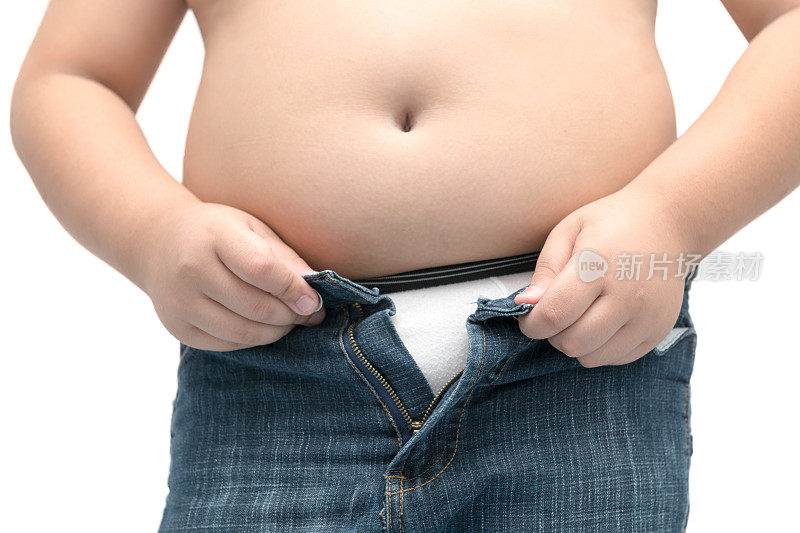 肥胖的胖男孩试图穿牛仔裤孤立的白色背景