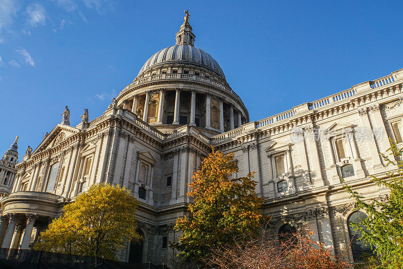 近距离观看伦敦圣保罗大教堂美丽的建筑，秋天天空湛蓝