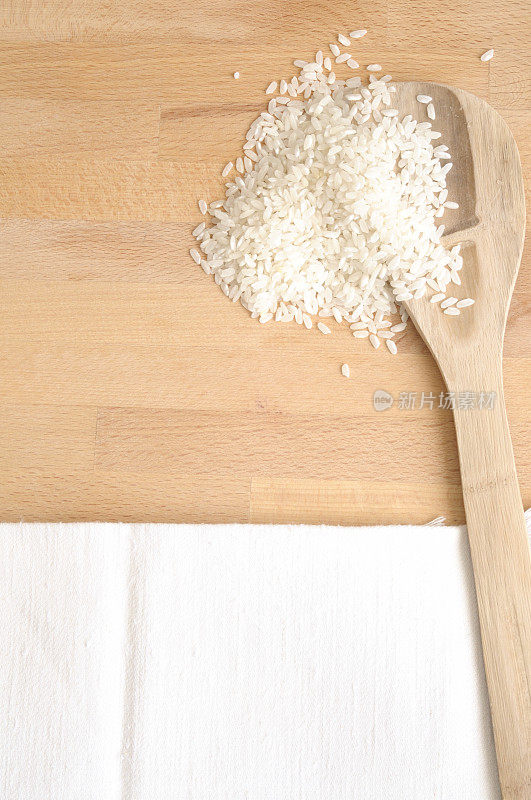 木勺里装满了大米，竖直地，从上面
