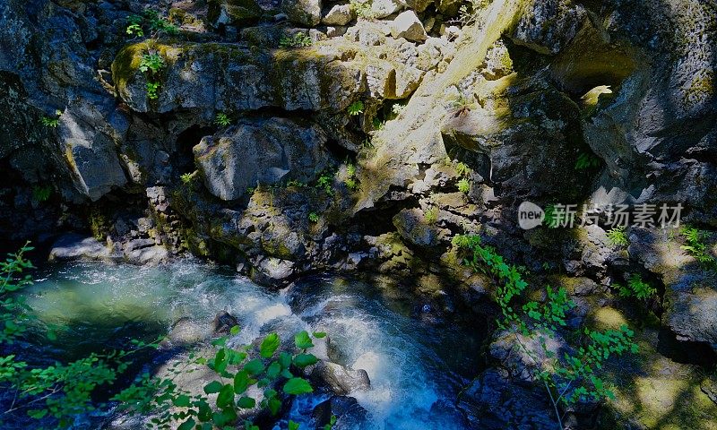 罗格河火山岩