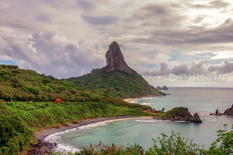 费尔南多·迪诺罗尼亚拥有大海、高山和天空，令人惊叹的风景。