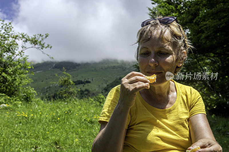 年长妇女徒步旅行朱利安阿尔卑斯山在春天，Primorska，斯洛文尼亚，欧洲