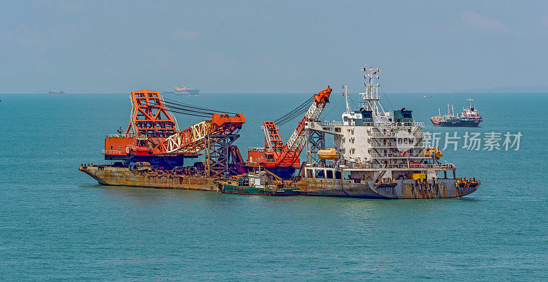 新加坡海峡的斗式挖泥船