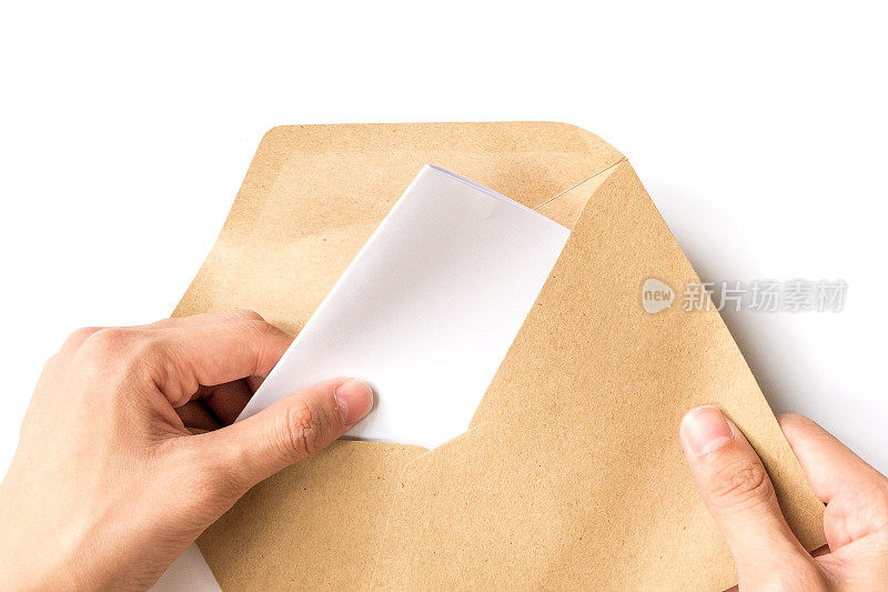 手打开棕色文件信封与纸