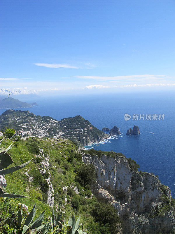 五彩缤纷的波西塔诺，蓝绿色的海，阿马尔菲海岸，那不勒斯湾