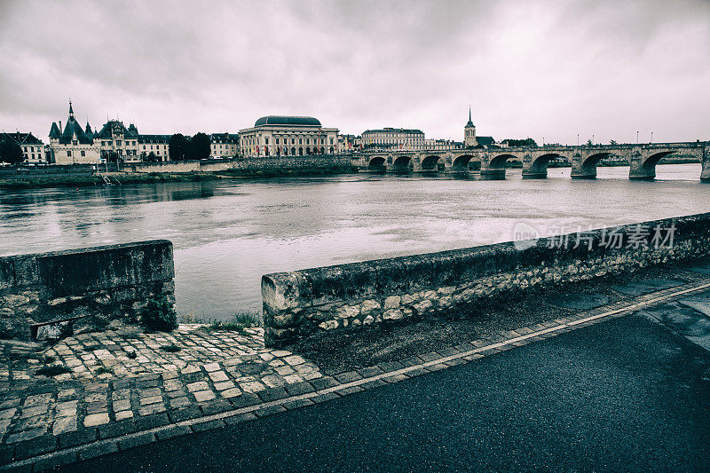 复古色调的形象，卢瓦尔河在索穆尔，法国