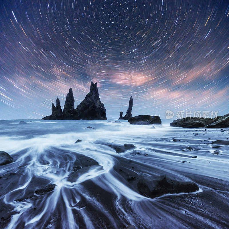 岩石巨魔脚趾。Reynisdrangar悬崖。黑沙滩。冰岛