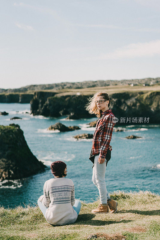 两个女人在冰岛的海滩上散步