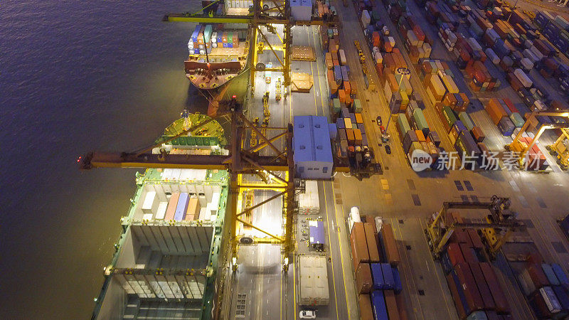 吊车鸟瞰图集装箱港口，俯视图