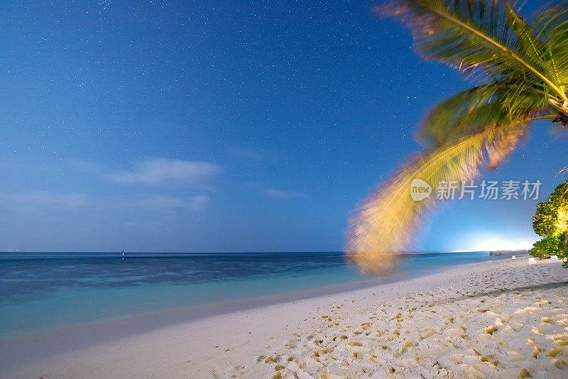 热带海滩和大海的夜晚