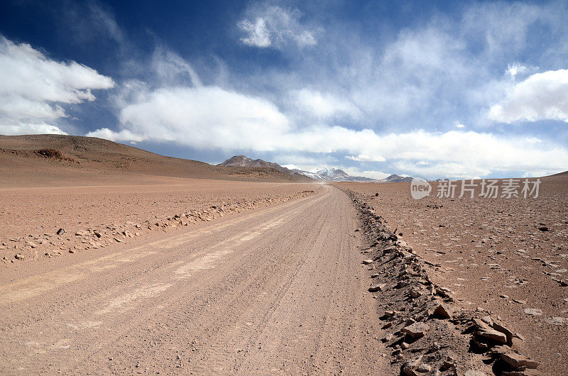 戏剧性的天空和沙漠中的道路