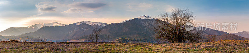博尔扎瓦山脊的全景