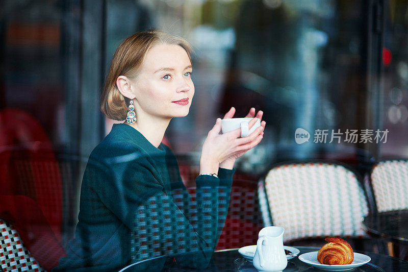 年轻优雅的女人在咖啡厅喝咖啡在巴黎，法国