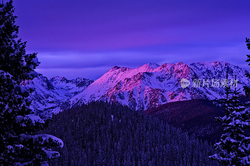 日落山景与Alpenglow