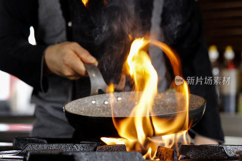 专业厨师烹饪火焰风格。