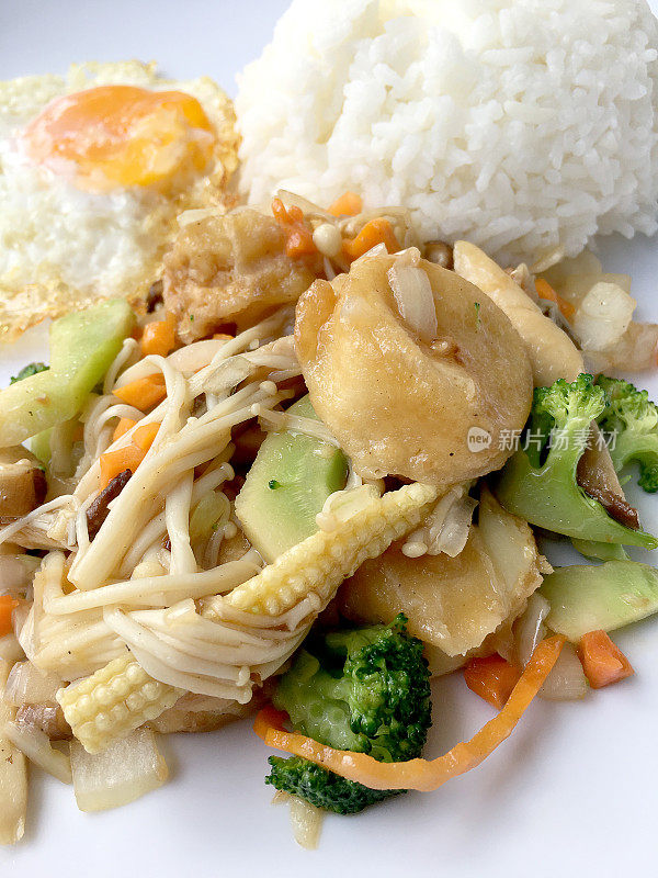 用白底白菜炒黄豆腐、素菜、炒蛋，以庆祝春节。健康食品。泰国菜。