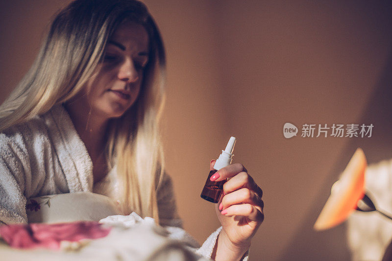 生病的女孩用鼻喷雾剂