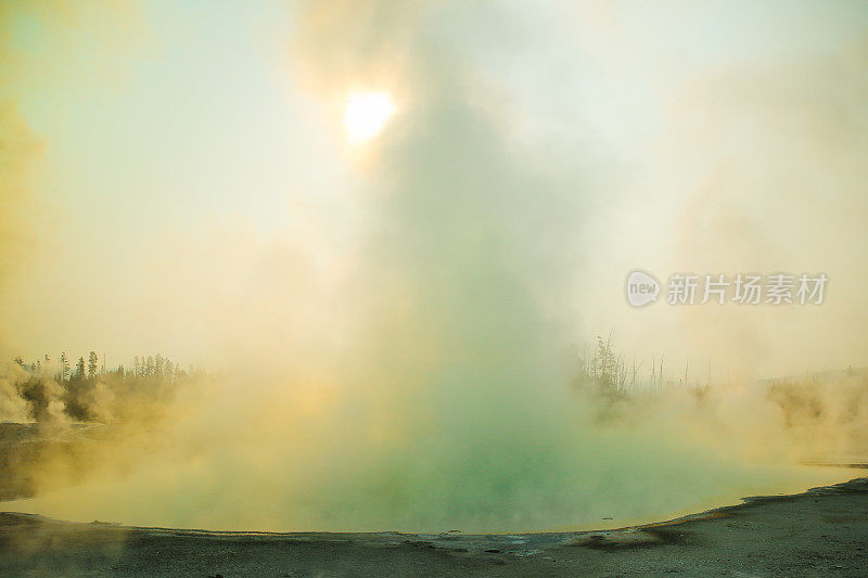 饼干间歇泉盆地蒸汽，木板路，黄石国家公园，WY