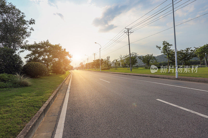 通往中国远郊的弯弯曲曲的道路