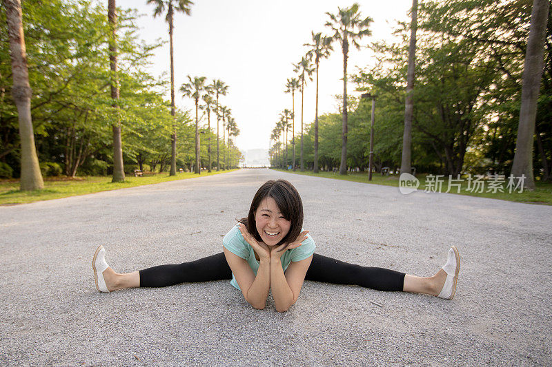 在街上练瑜伽的快乐女人