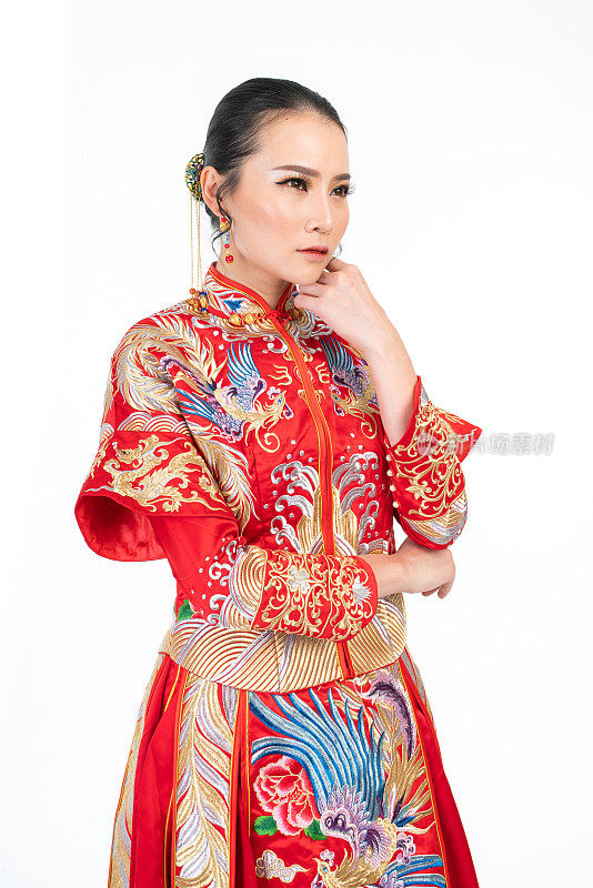 穿着传统婚纱的亚洲华人