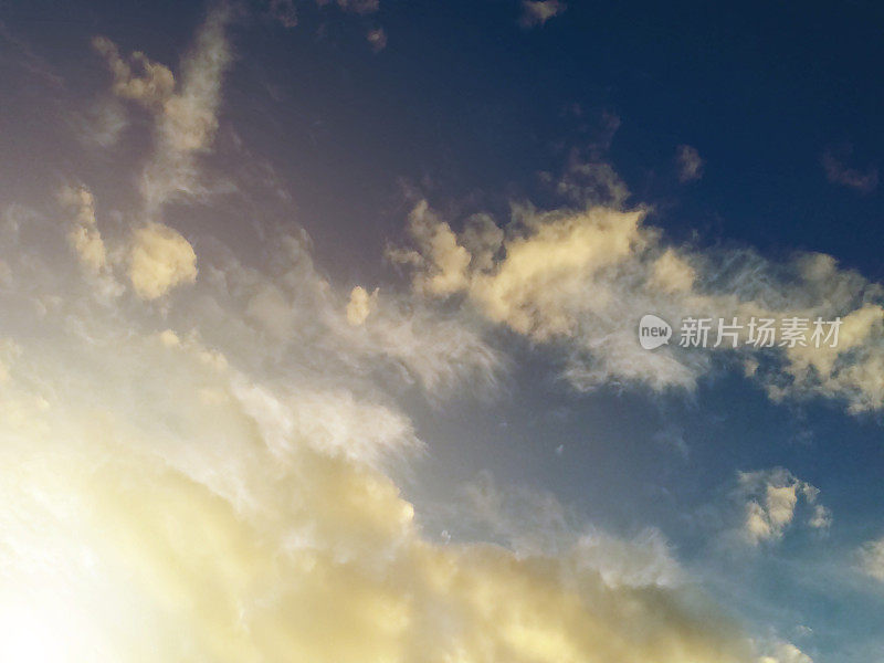 在黑暗的充满活力的蓝色天空在夏季的晴朗的一天Cloudscape