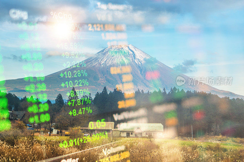 早晨富士山和川口湖的投资和银行主题，秋天的季节在日本山立富士山。