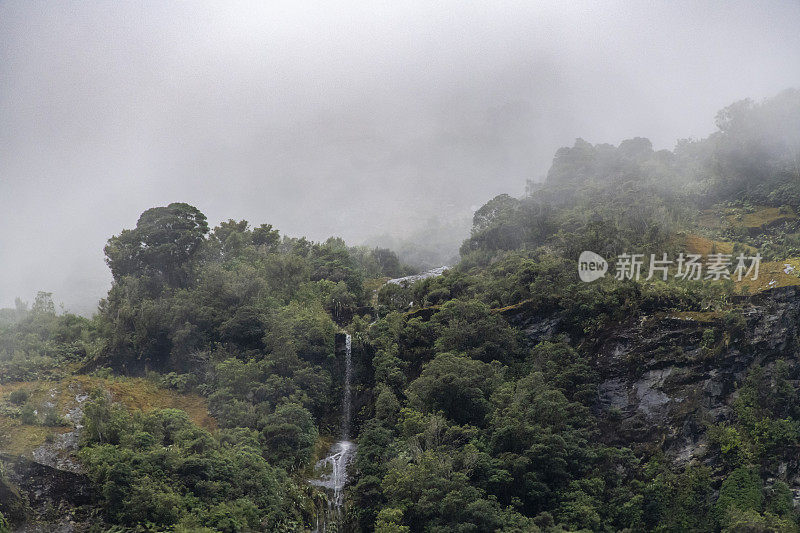 新西兰米尔福德湾的壮观荒野