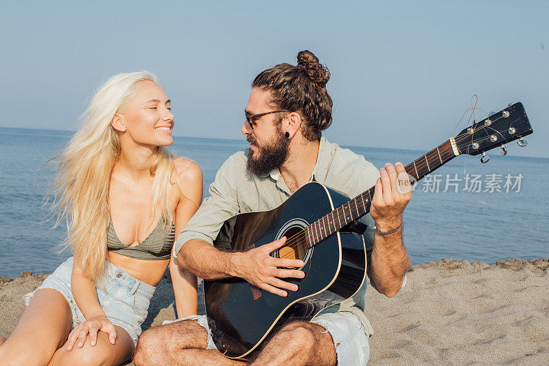 一对幸福的夫妇在海滩上玩得很开心