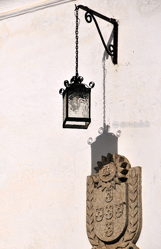 ?vora -悬挂路灯和葡萄牙盾形纹章，阿连特霍，葡萄牙