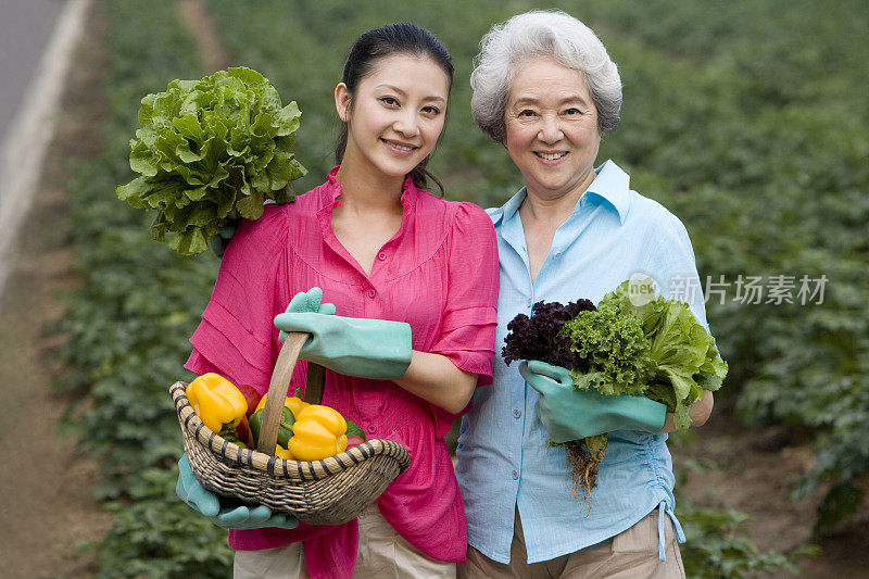 母女在现代农庄采摘