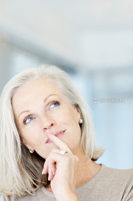 有思想的成熟女人抬头看着复印空间