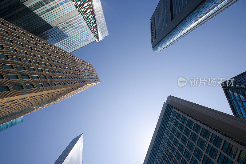 低角度的摩天大楼，港区，东京，日本。