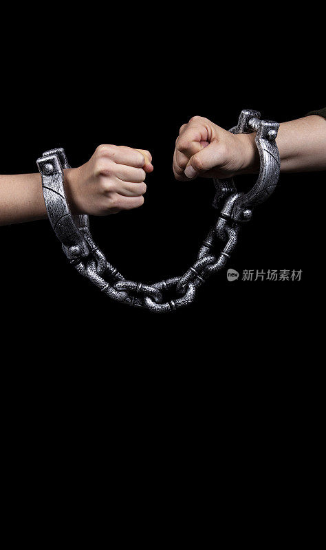 两只手被铁链锁在一起