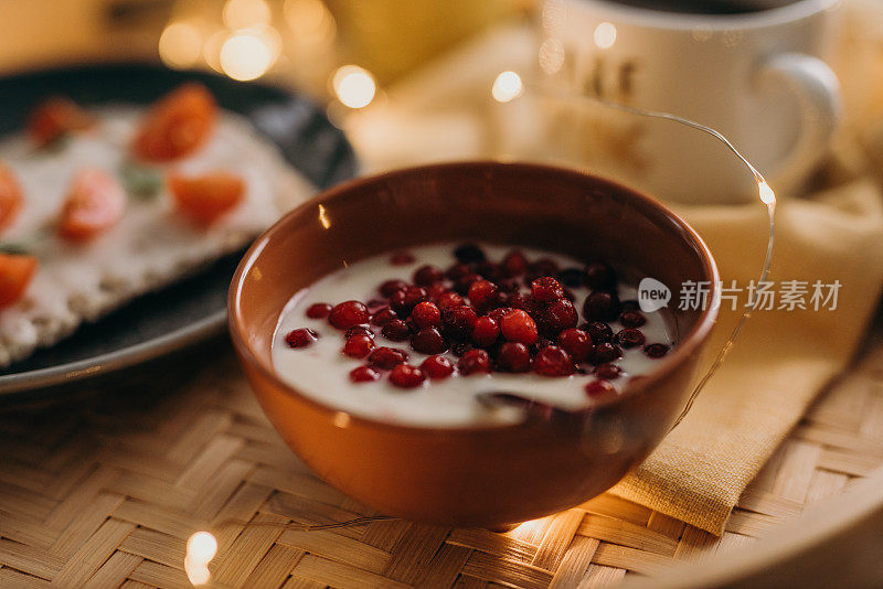 早餐在床上托盘，咖啡和食物