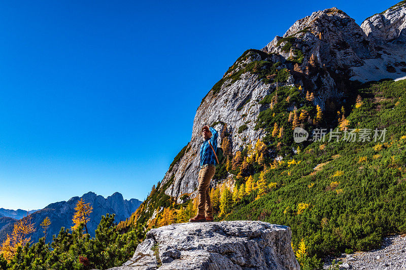 年轻的成年人徒步旅行，享受令人惊叹的风景，朱利安阿尔卑斯山，戈伦斯卡，欧洲斯洛文尼亚