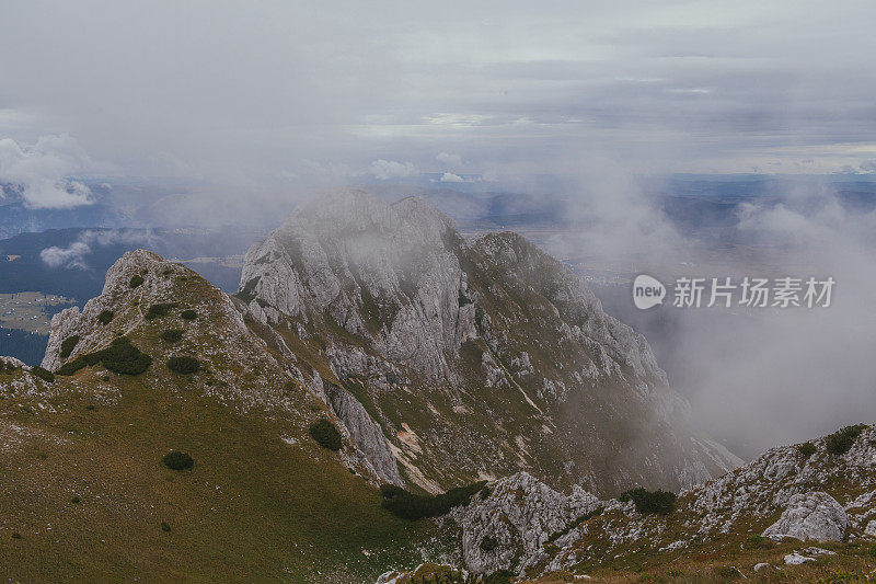 从山顶俯瞰公园的全景