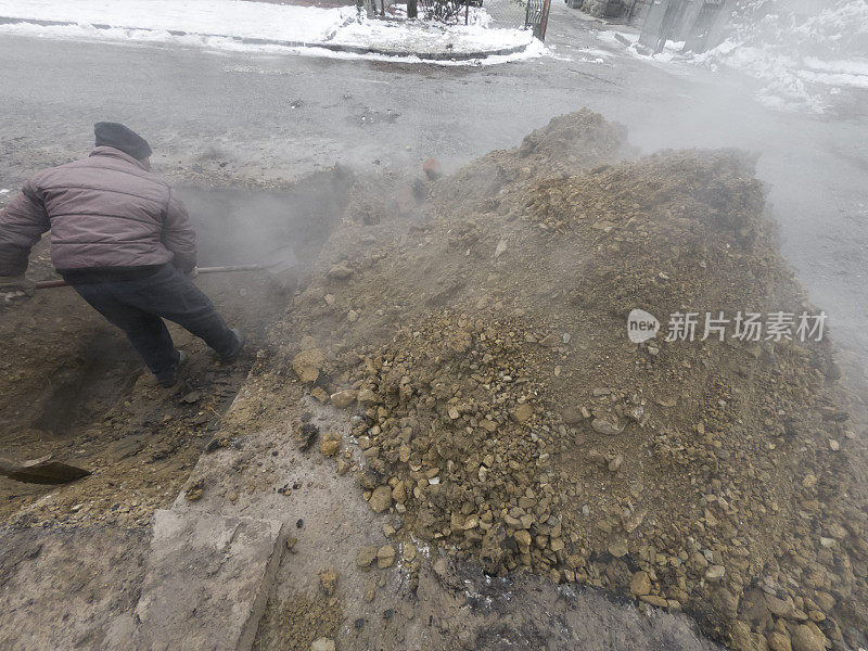 手工工人在管道施工现场用铁铲挖沟