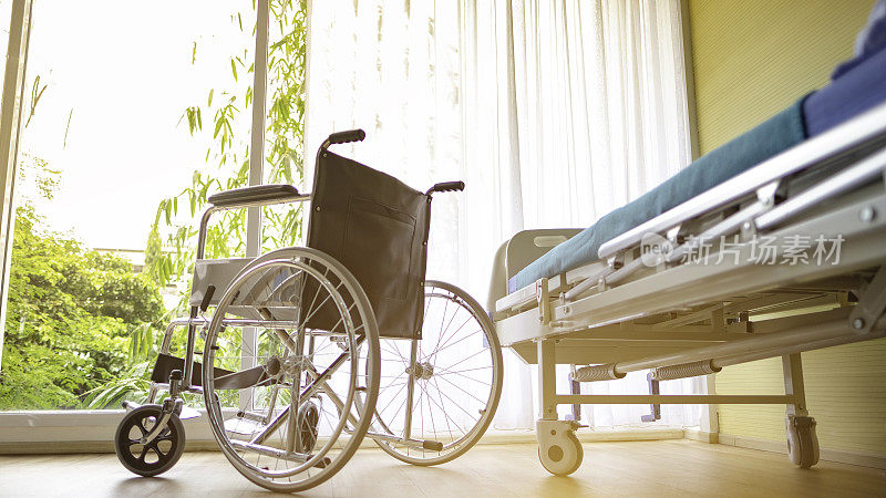 轮椅和病床在医院，空轮椅和病床站在医院的阳光背景。