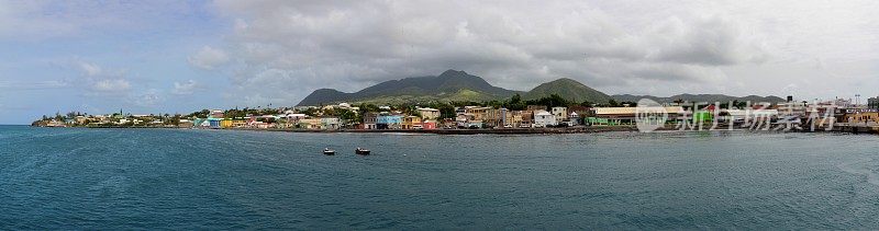 巴塞特尔和雾月海滨全景-湾道，圣基茨岛，圣基茨和尼维斯