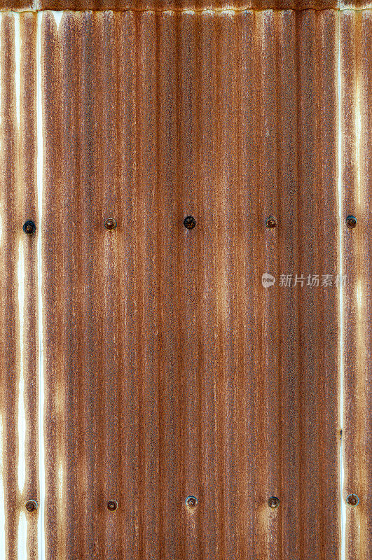 锈迹斑斑的波纹金属墙，锈迹斑斑的锌渣背景。