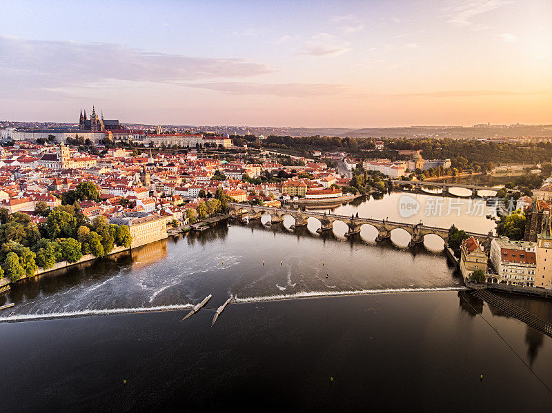 鸟瞰布拉格城堡、大教堂和查理大桥