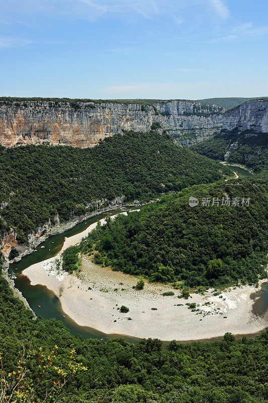法国南部的峡谷:阿尔代什河谷