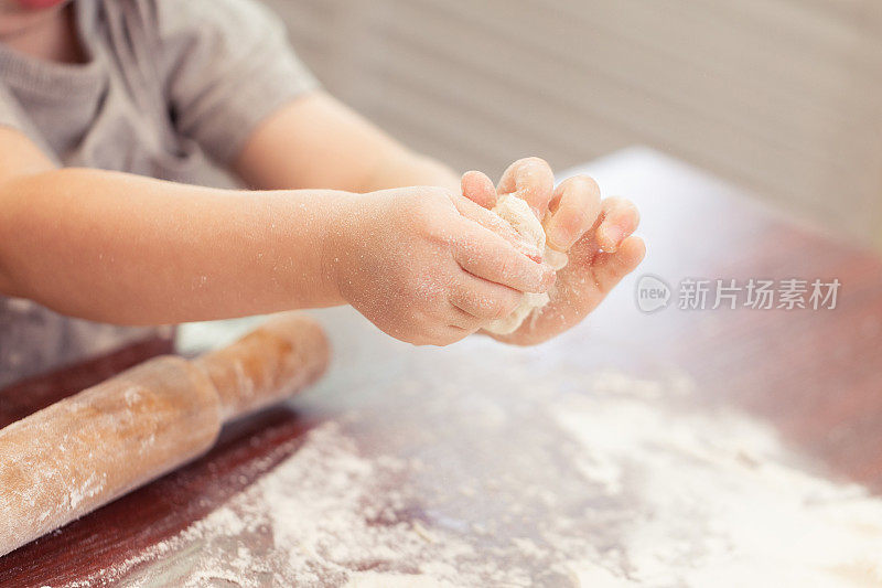 小男孩用面粉做披萨或意大利面