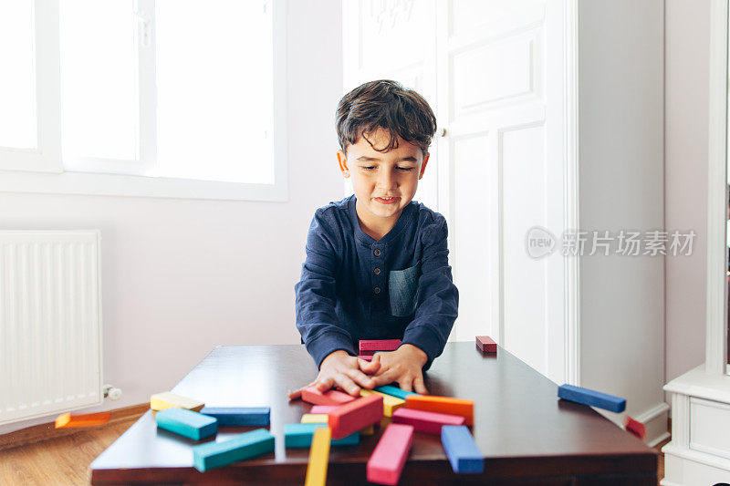 小男孩分发游戏