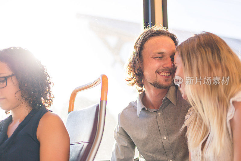 年轻夫妇一起乘坐公共交通工具