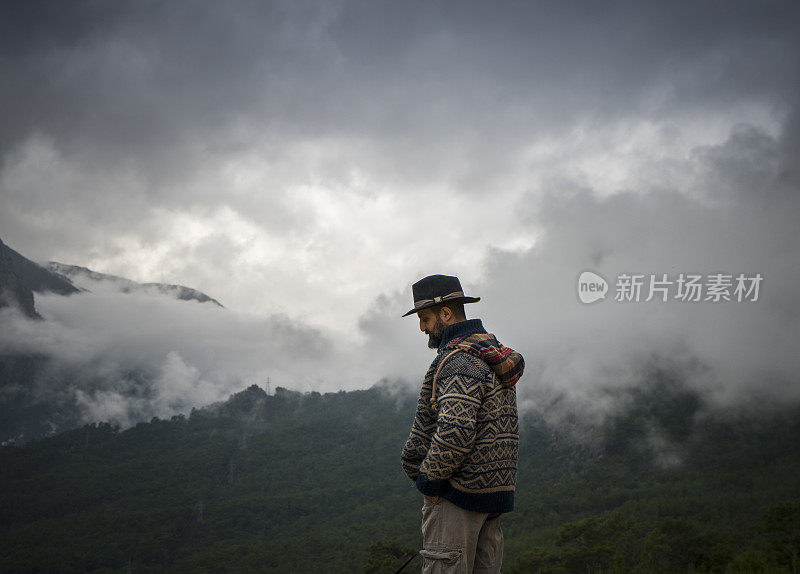 人们喜欢在山上旅行